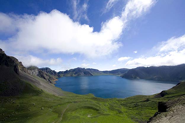 Чхонджи: самое высокогорное кратерное озеро