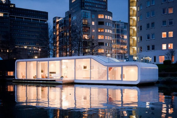 Очень современный плавающий дом в Амстердаме
