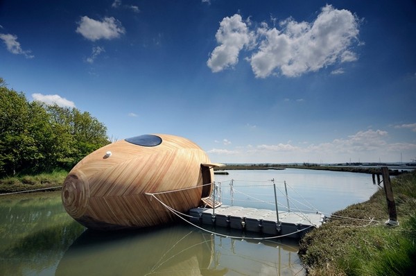 Плавающий дом в форме яйца
